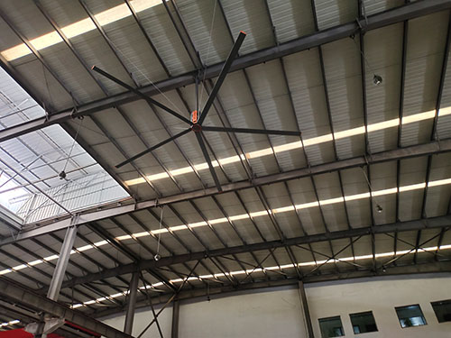 告別悶熱桎梏！7.3 米工業(yè)大吊扇，用大風(fēng)量締造車間舒適生產(chǎn)空間